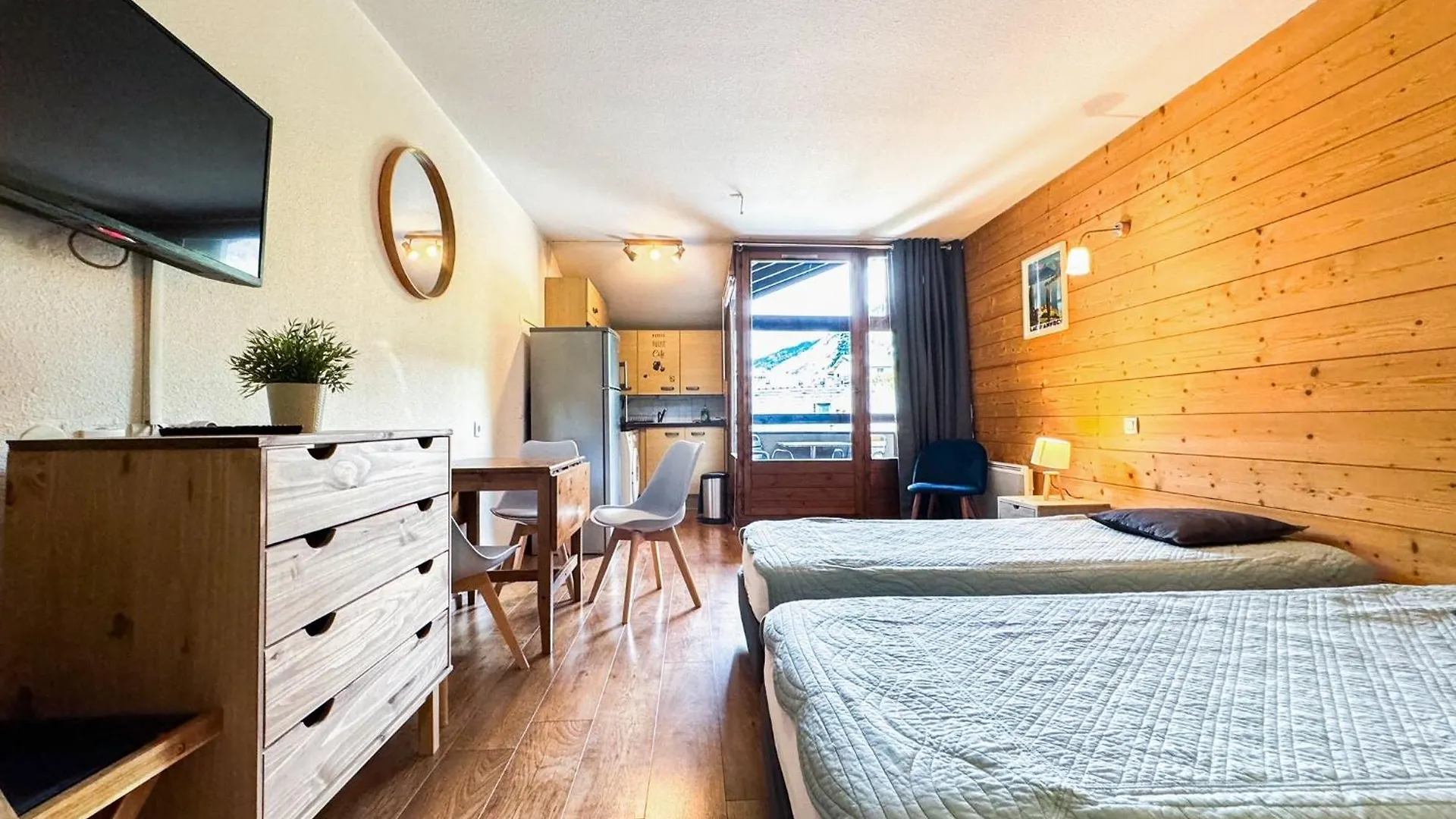 Joli studio Brides-les-Bains avec vue montagne et piscine