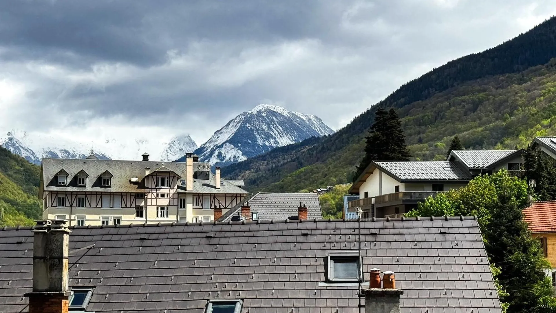 Joli studio Brides-les-Bains avec vue montagne et piscine France